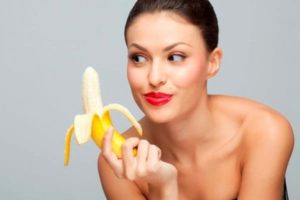 Nota-10171-mujer_comiendo_platano